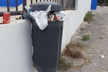  Papeleras rebosante de basura en Las Remudas (Foto TA)